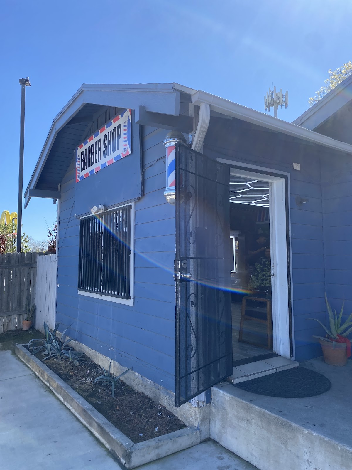 La Raza Barbershop - Brundage photo 3