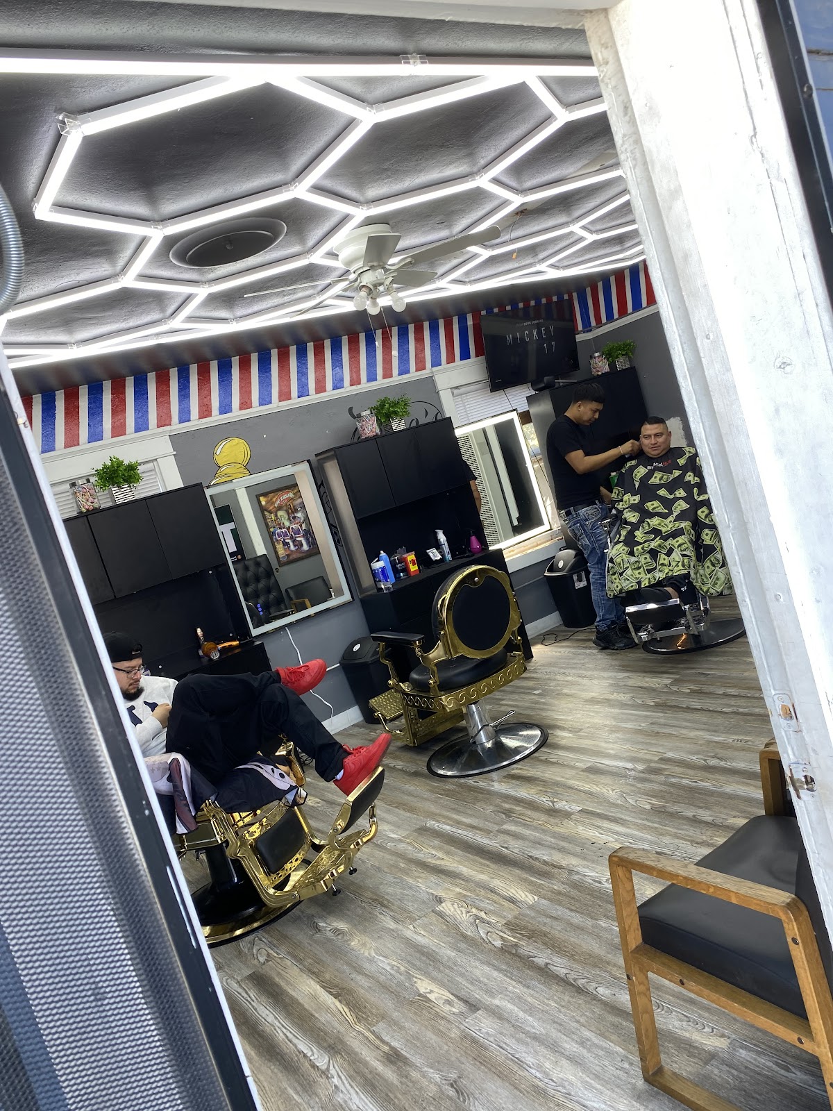 La Raza Barbershop photo 1